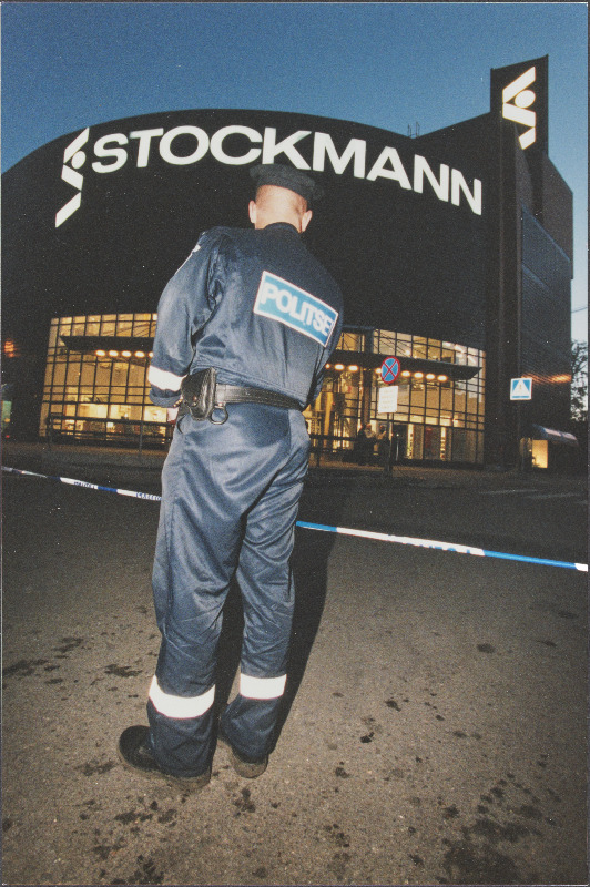 Plahvatus Stockmanni kaubamajas. Politseinik kaubamaja ees.