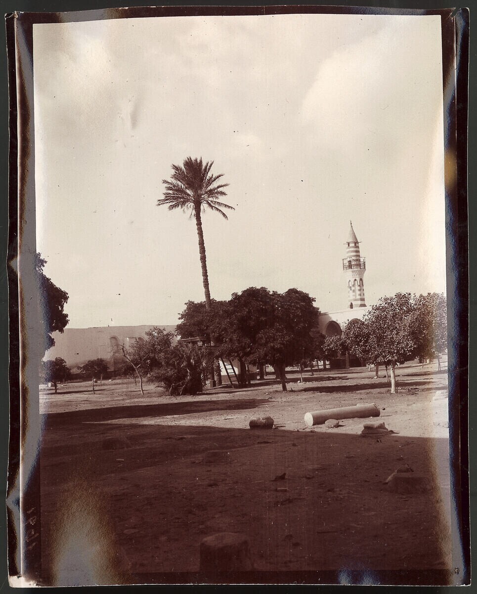 Old Cairo, farm of the Amr mosque - Caption: recto: l.u. “1691” (in negative, upside down, mirrored); verso: M. “1691 W/I/Alt-Cairo (<Festat?>): Der Hof der/Amr-Moschee,” l. “17 XI 1908/10h10” (pencil)