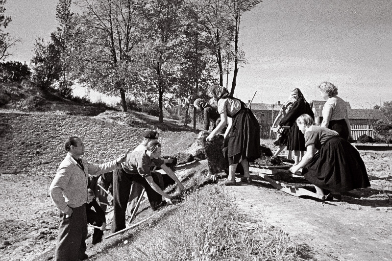 Antsla Keskkooli õpilased spordiväljakut rajamas.
