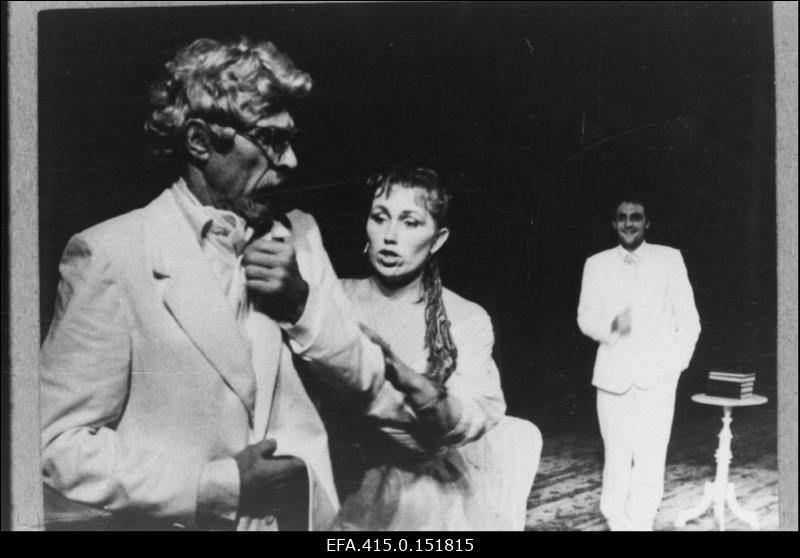 Stseen J. Cocteau näidendist Hirmsad vanemad Rakvere Teatris. Vasakult: Georges - Peeter Jakobi, Madeleine - Reeda Toots ja Michel - Erik Ruus.