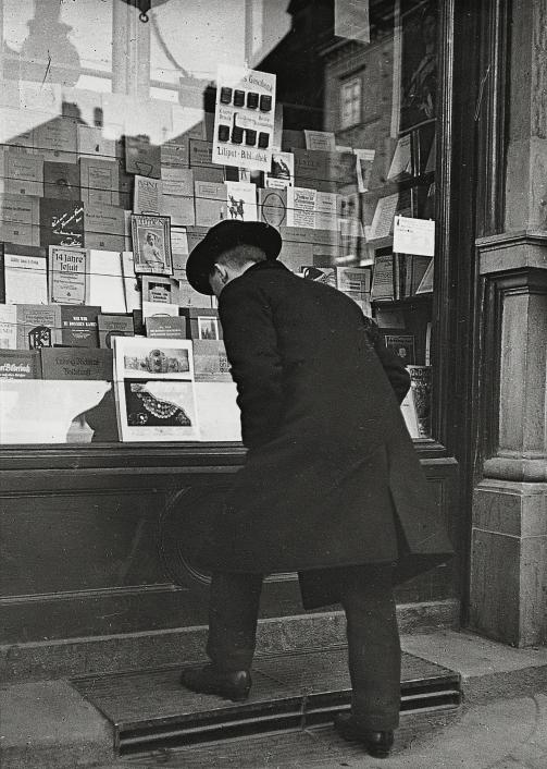Emil Mayer 073 - Vor der Buchhandlung, Wien