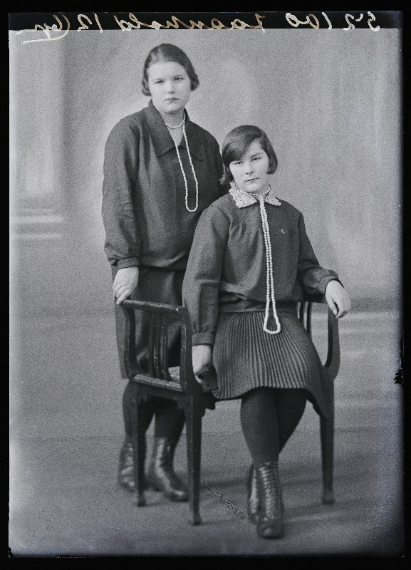 Kaks naist, (foto tellija Jaanhold).