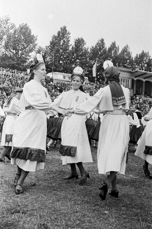 Eesti NSV 30. aastapäevale pühendatud II rahvatantsupeol Komsomoli-nim staadionil esinevad naisrühmad.