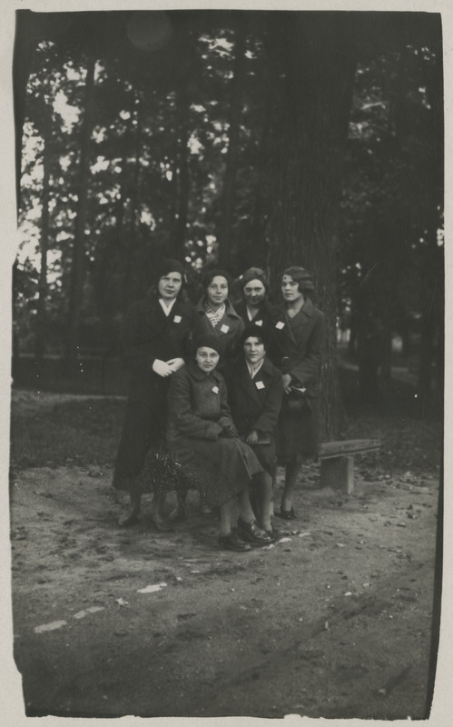 Grupp noori naisi pargipingil