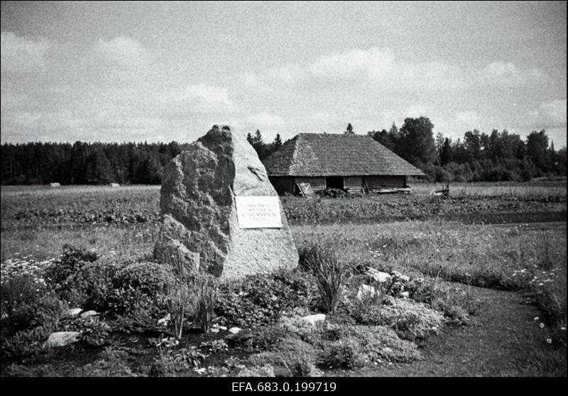 Mälestuskivi kujur August Weizenbergi sünnimaja asukohas Kanepis.
