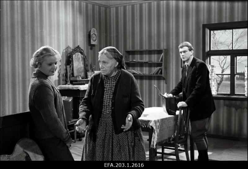 Kaader filmistuudio Tallinnfilm mängufilmist Pöördel, (vasakult) Heli - Asta Vihandi, Betty Kuuskemaa, Raivo Kotkas - Gunnar Kilgas.