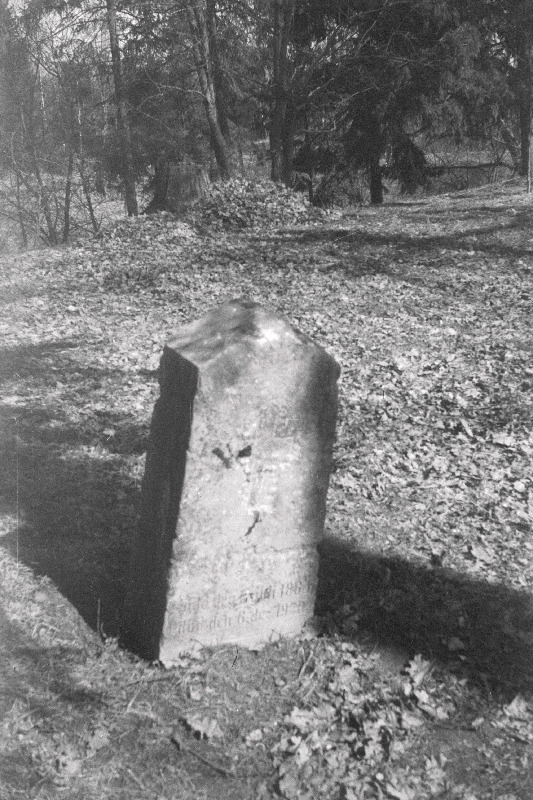 Hauatähis Kose-Uuemõisa kabeli juures.