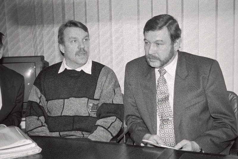 Vedurimeeste Ametiühingu Liidu juht Tõnu Väärt (paremal) ja liige Toivo Kaur raudteelaste ametiühingu liidrite kohtumisel Eesti Raudtee juhtidega.