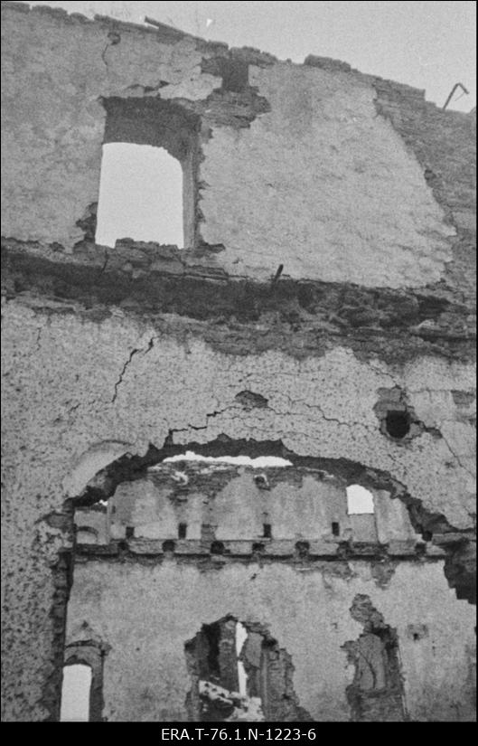 Narva raekoda. I korrus. Idapoolsete, kirdenurgalt I ja II ruumi vahelise seina varisenud ava vaatega lõunasse.