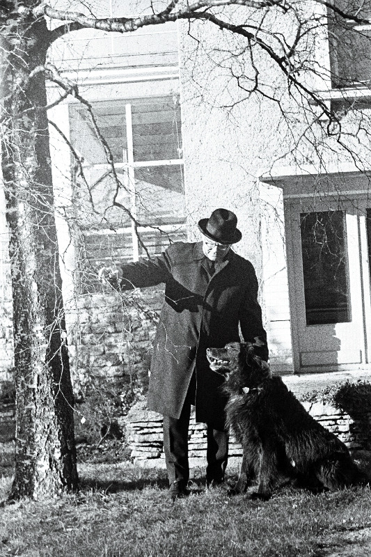 RAT Estonia ooperisolist Tiit Kuusik oma kodu aias Meriväljal.