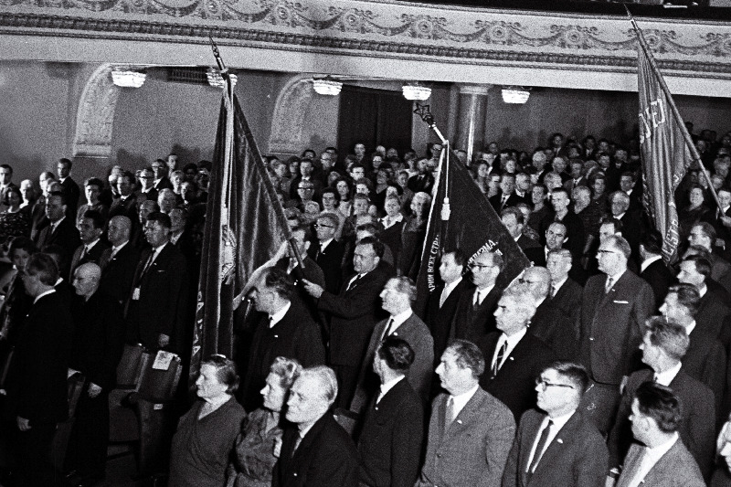 V.Kingissepa nimelise Tallinna Tselluloosi- ja Paberikombinaadi tööeesrindlased kominaadi 300- aastase juubeli ja Tööpunalipu ordeniga austasustamise pidulikule koosolekule Tallinna Laevastiku Ohvitseride Maja saali revolutsioonilise võitluse ja töökuulsuse lippu sisse toomas.