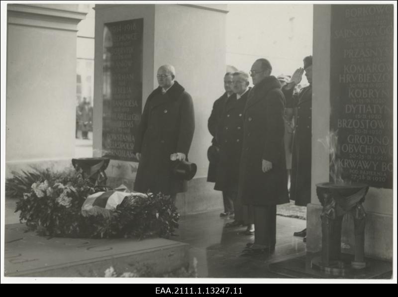 Eesti riigivanema Otto Strandmani visiit Poola veebruaris 1930, riigivanem asetab pärja tundmatu sõduri hauale