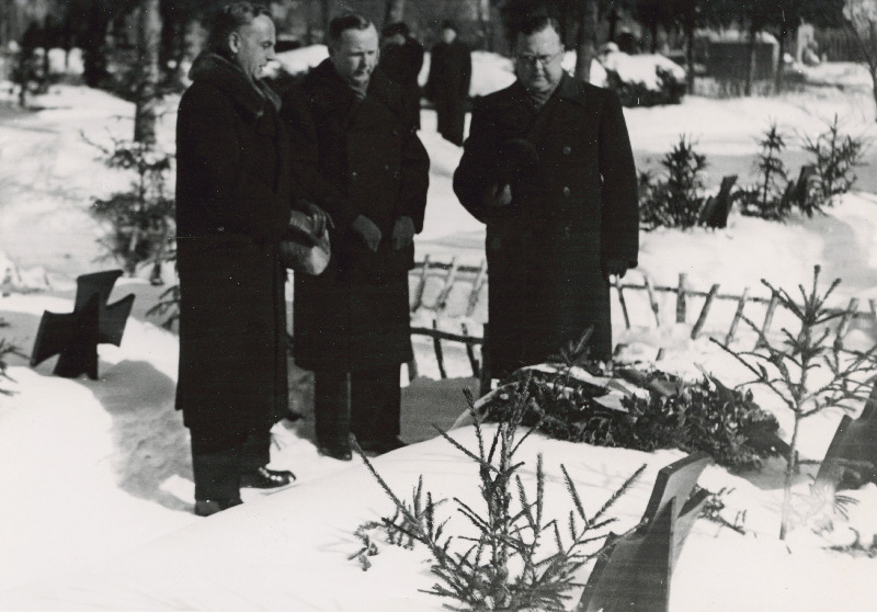Pärjapanek langenud saksa sõdurite haudadele, vasakul Tartu linnapea K. Keerdoja, paremal Eesti Omavalitsuse juht Hjalmar Mäe.