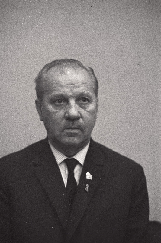 Variste, Jüri, Eesti NSV rahvakunstnik, Tallinna Riikliku Konservatooriumi dirigeerimise kateedri juhataja.