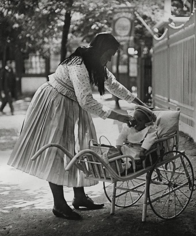 Emil Mayer 059 - Tschechische Kinderfrau mit Kinderwagen in Wien