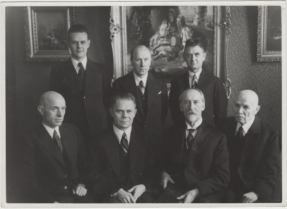 Grupifotol Jaan Tõnisson, Karl Eduard Sööt, Agu Põld, Hans Kruus, Karl Luik, Jaan Roos, August Pakosta. Ilmselt J. Tõnissoni õnnitlemine tema kodus 70. juubeli puhul