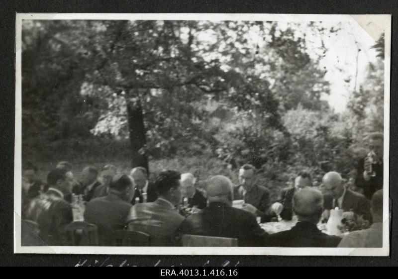 Kehra Tselluloosi tehase ehitust külastanud ametnikud einetamas Kehra mõisa pargis