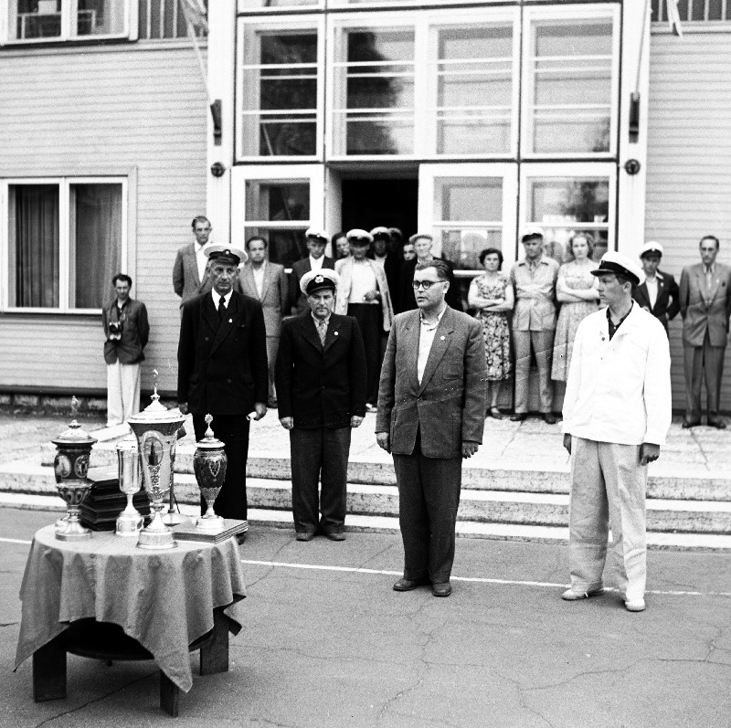 ENSV Kehaklultuuri- ja spordikomitee esimees B. Tolbas (paremalt teine) purjespordivõistluste lõpudefileel kõnelemas.