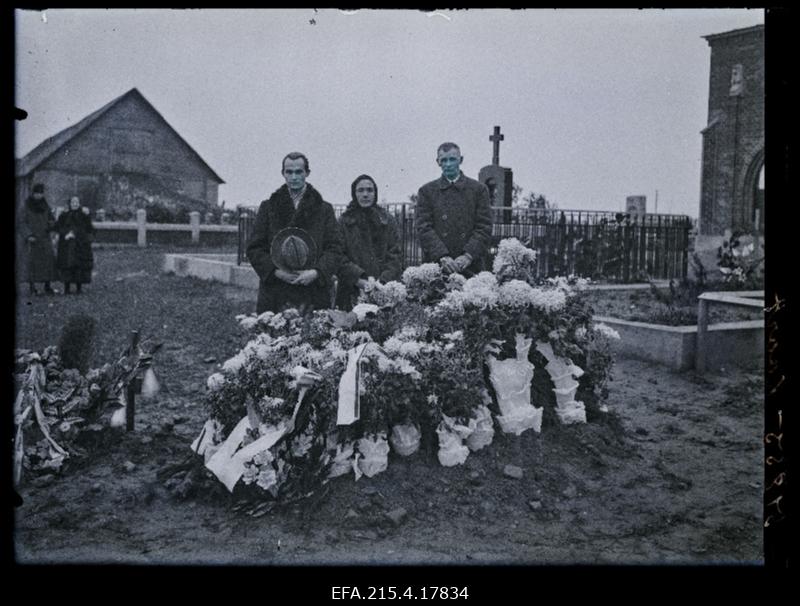 Leinajad Viljandi maakoguduse surnuaial Edith Aleksandra Koorti (surn 23.10.1928) lilledega kaetud haua juures.