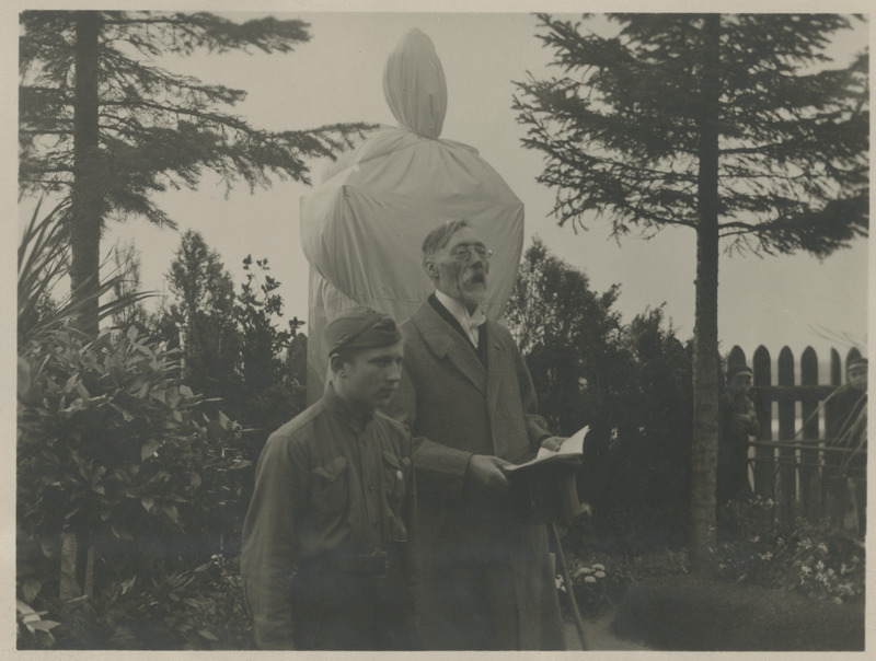 Jaan Jõgever, kirjanik, keeleteadlane, tõlkija ja kultuuriloolane, tsaariaegse Tartu Ülikooli viimane eesti keele lektor 1909–1918 K. A. Hermanni auasamba avamisel kõnet pidamas