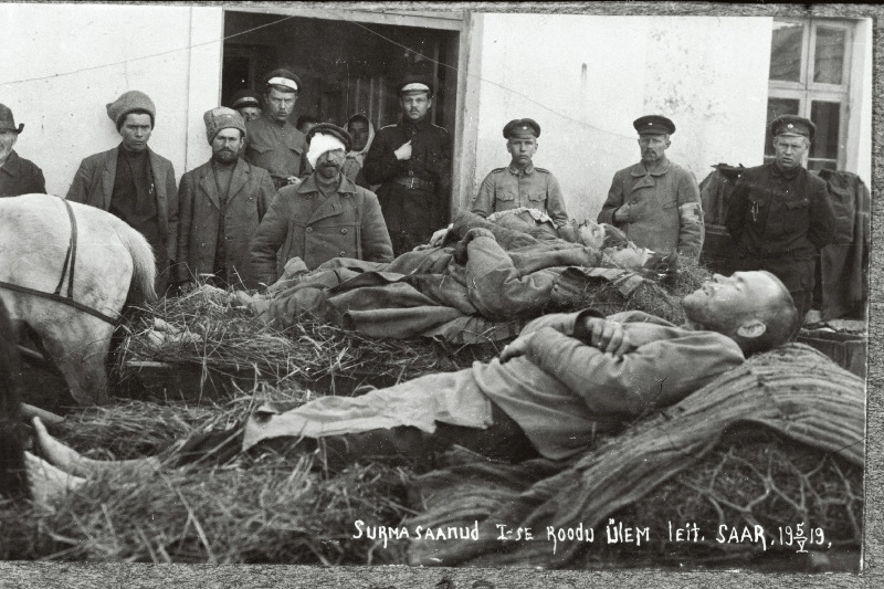 Vabadussõda. Kergatsi külas langenud 2.Jalaväepolgu 1.roodu ajutise ülema alamleitnant Julius Saare ja tema võitluskaaslaste surnukehad Haanjas.