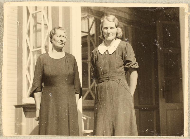 Kaks naisterahvast suvisel ajal majatrepil seismas