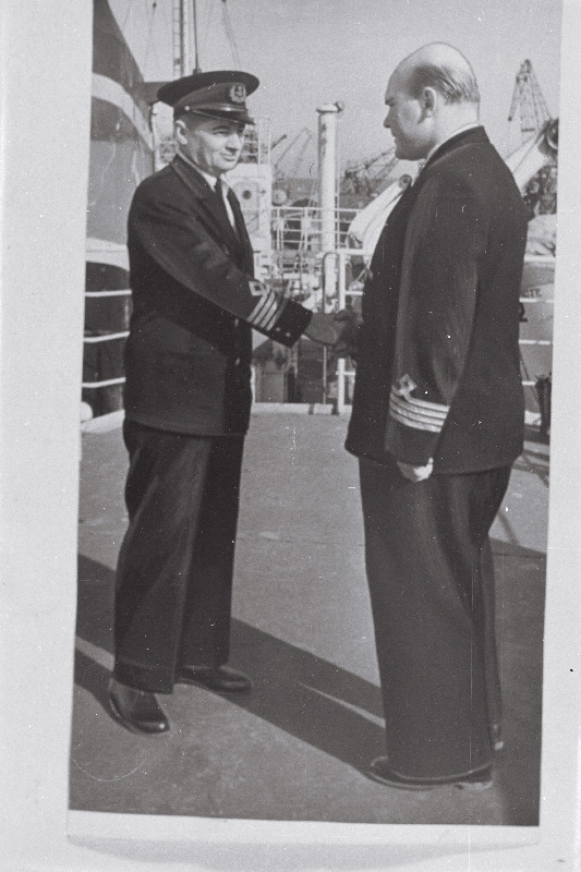 Traallaeva Juhan Sütiste kapten I. Agejev (paremal) laeva kapten Špakovskilt üle võtmas. Kapten Špakovski juhtimisel toodi laev Nikolajevi laevatehasest Tallinna.