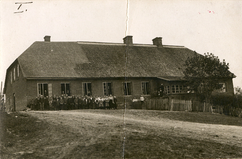 Urvaste kihelkonna koolimaja enne saksa okupatsiooni.