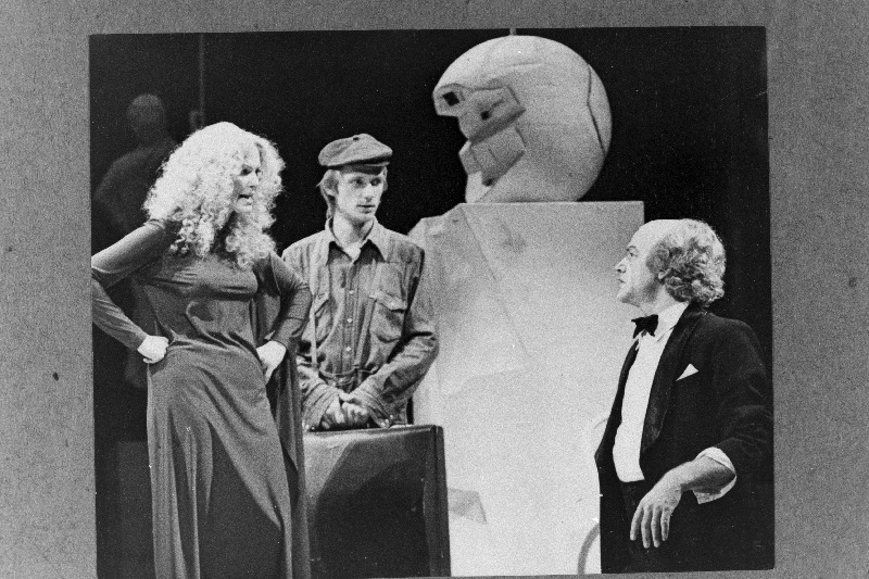 Stseen B. Brechti ja H. Wuolijoe rahavtükist "Härra Puntila ja tema sulane Matti" RAT "Vanemuises". Eeva - Liina Orlova, Matti - Jüri Lumiste ja Puntila - Evald Hermaküla.