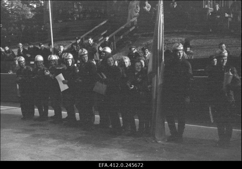 ENSV 1953. a ringrajasõidu esivõistlused. Võistluste lõpeteamine, klubi Spartak võistlejad