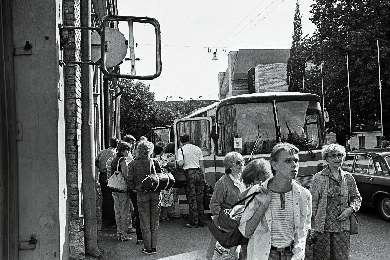 Rahuretk "Eestimaa 89" asub teele Pärnu poole.