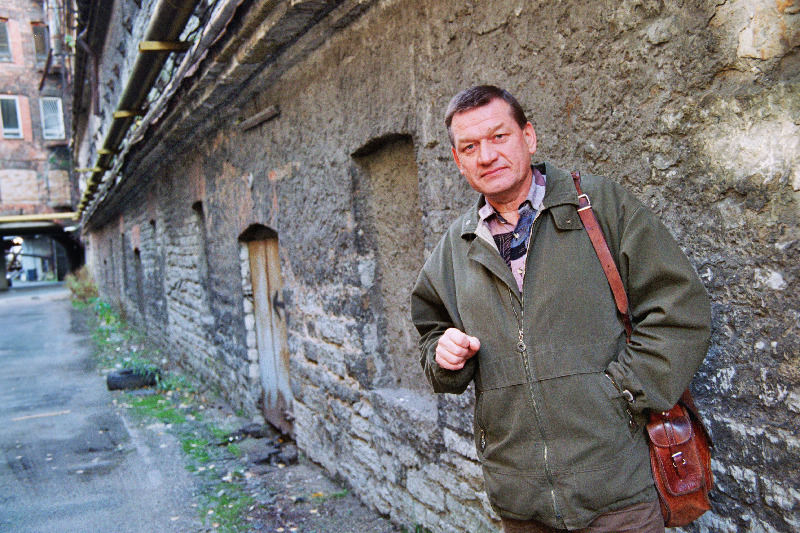 Filmirežissöör Arvo Iho vanalinnas.