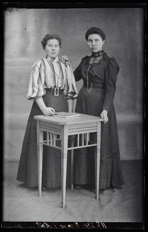 Julie Ait ja Anna Oraw (Orav).