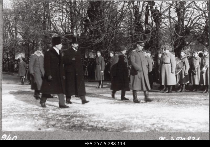 Eesti Vabariigi Asutava Kogu esimees A. Rei, riigivanem J. Tõnisson jt. vabariigi 2. aastapäeva paraadil.