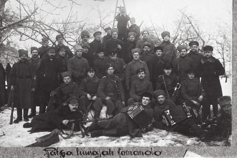 Vabadussõda. 6.Jalaväepolgu ratsaluurajate komando puhkusel Mõisaküla lähedal Lamba talus. Kaks meest lõõtspillidega. [Istujatest vasakult viies komandoülem lipnik Karl Kirschfeldt (Kirsiväli)].