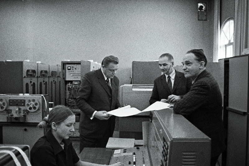 Eesti Maaviljeluse ja Maaparanduse Teadusliku Uurimise Instituudi automatiseeritud juhtimissüsteemi operaator Meeri Mahlapuu, ökonoomiateaduste kandidaadid Gennadi Kurss ja Jaan Viru ning arvutusgrupi juhataja Voldemar Vitkin arvutuskeskuses.