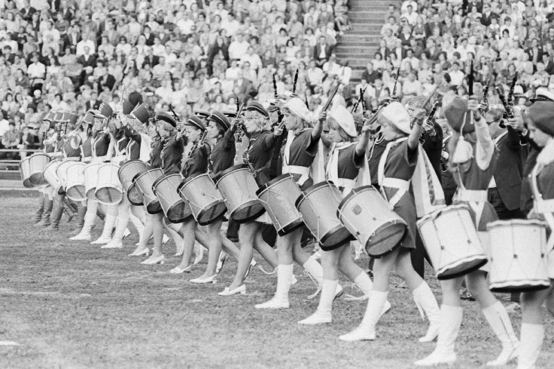 Eesti NSV 33. aastapäevale pühendatud III rahvatantsupeol Komsomoli-nim staadionil esinevad trummarid.