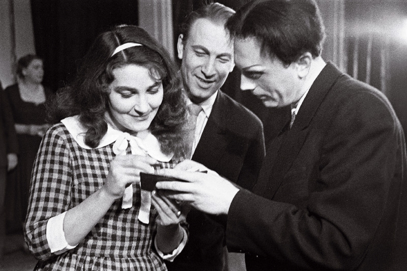 Stseen näidendist "Ärev öö" Kohaliku Tööstuse ja Kommunaalmajanduse Tööliste Ametiühingu Tallinna Klubi isetegevuslikus teatris. Vasakult: Irina - Milvi Õunmaa, Vladimir - Uno Saarna, Sen - Heino Paesoo.