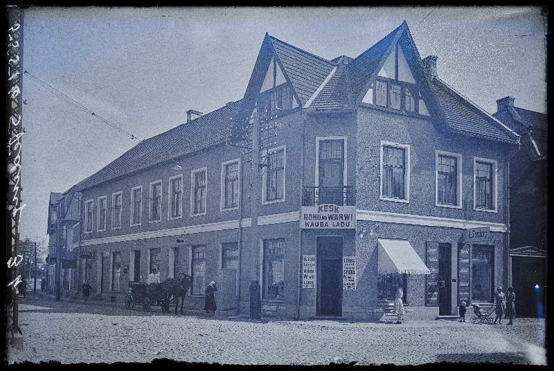 Proviisor Stedingi tellimisel 1912. a ehitatud heimatstiilis elu- ja ärihoone Lossi  ja Tartu tänava nurgal.