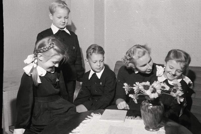 Vabariikliku õpetajate kongressi delegaat, Tallinna 20. Keskkooli õppealajuhataja Ellen Kuum õpilastega.