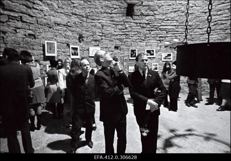 Esimese foto-näitus müügi avamine Kiek in de Kök'i keldris (Stodomi" annetus Nõukogude Rahufondile). Avab O. Lauristin.