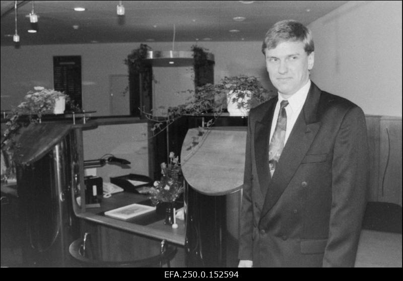 Eesti Ühispanga juhatuse esimees Ain Hanschmidt panga peakorteri avapäeval operatsioonisaalis.