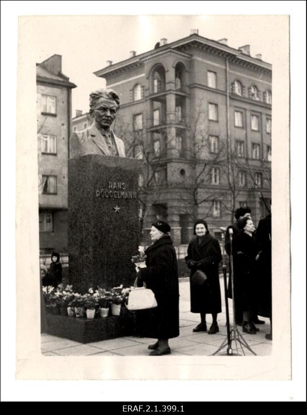 Hans Pöögelmanni mälestussamba avamismiiting. Mälestussammas püstitati Tallinnas Imanta tänava äärsele väljakule, avati 30. detsembril 1960. a