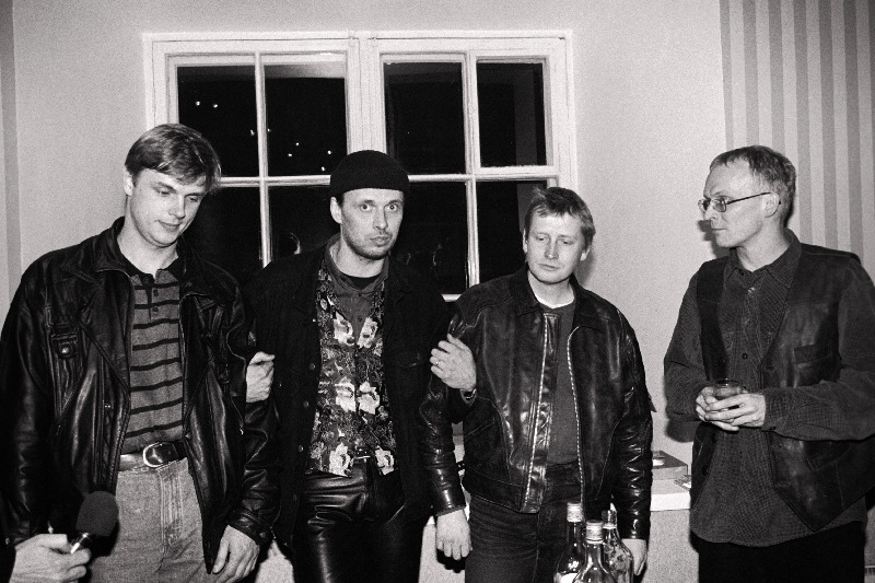 Ansambli “Jäääär” liikmed Andrus Roosimäe (vasakult teine) ja Jaan Sööt (paremalt esimene) oma laserplaadi esitlusel.