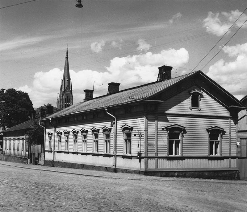 Puutalo Sairashuoneenkadun ja Mikonkadun kulmassa