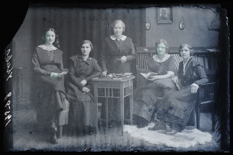 Grupp neiusid, (foto tellija Kubo).