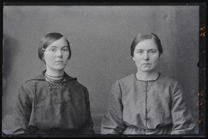 Kaks naist, (foto tellija Mänd).