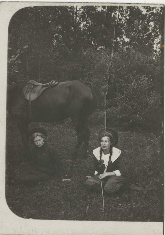 Õed Pungad ratsutamas