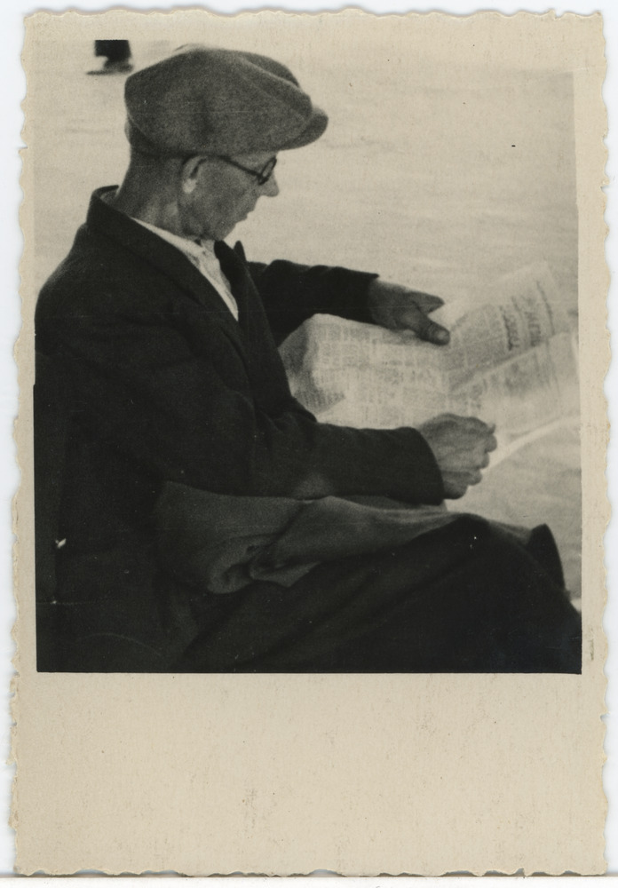 Arthur Mürk (?) ajalehte lugemas