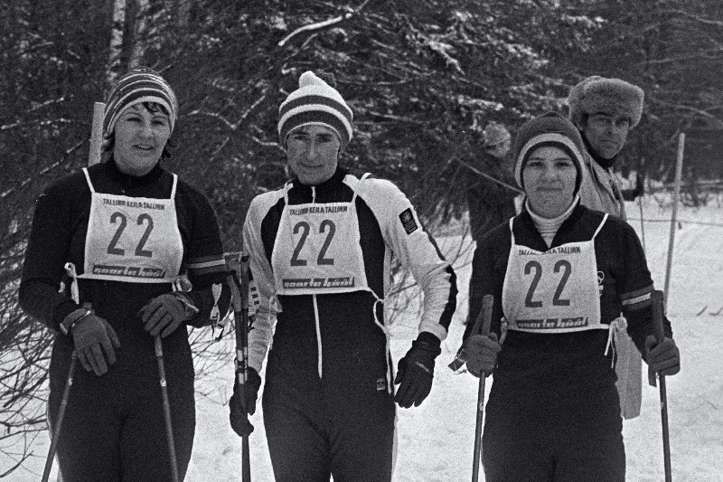 Nõukogude armee ja sõjalaevastiku 60. aastapäevale pühendatud XIII Tallinn-Keila suusamaratonil esikoha võitnud EPT Tamsalu osakonna naiskond (vasakult) Kaie Kittus, Helmi Mihhailova ja Karin Kittus.